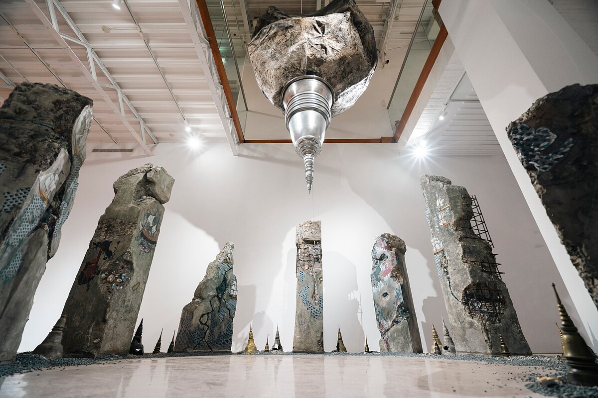 潘娜潘．尤蔓妮〈禱〉，2024。複合媒材、現成物、鐵、混凝土、漆。尺寸依空間而定。