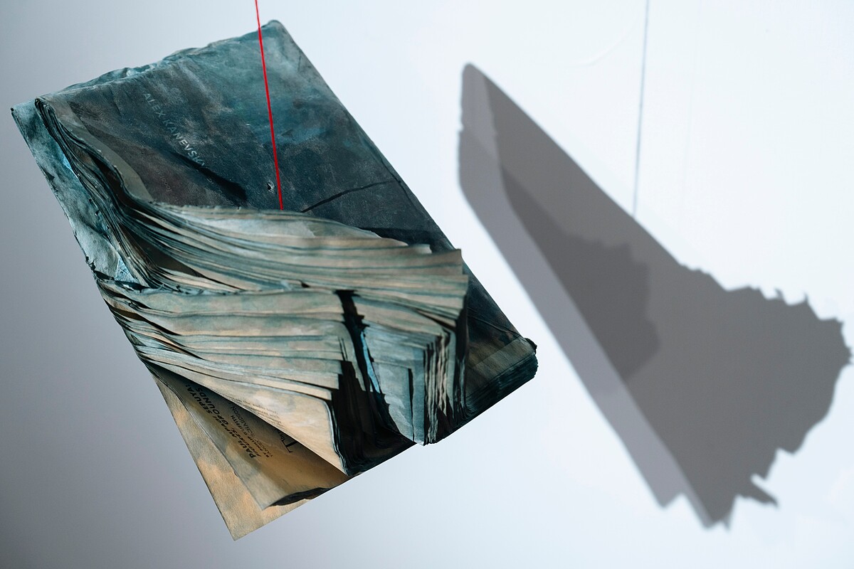 楊偉林〈書七絕〉，2018。書、藍染、蠟線。尺寸依空間而定。