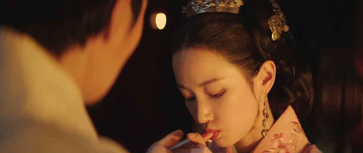 于正熙吸允四王子指頭，挑逗點到為止