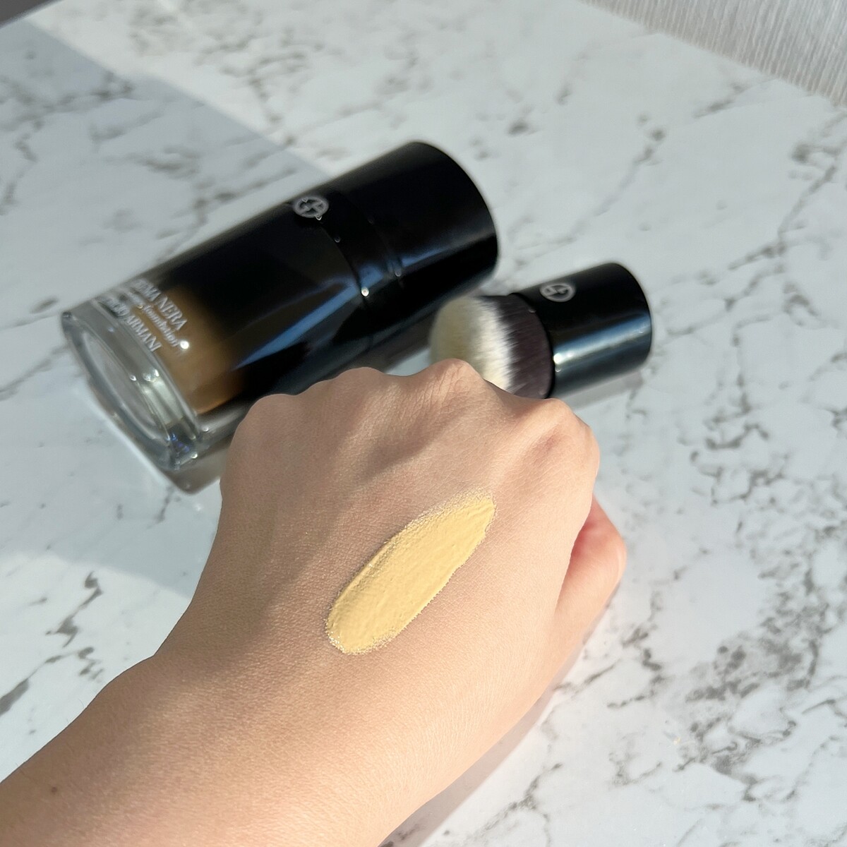 Armani beauty亞曼尼黑曜岩奢光精萃質地。