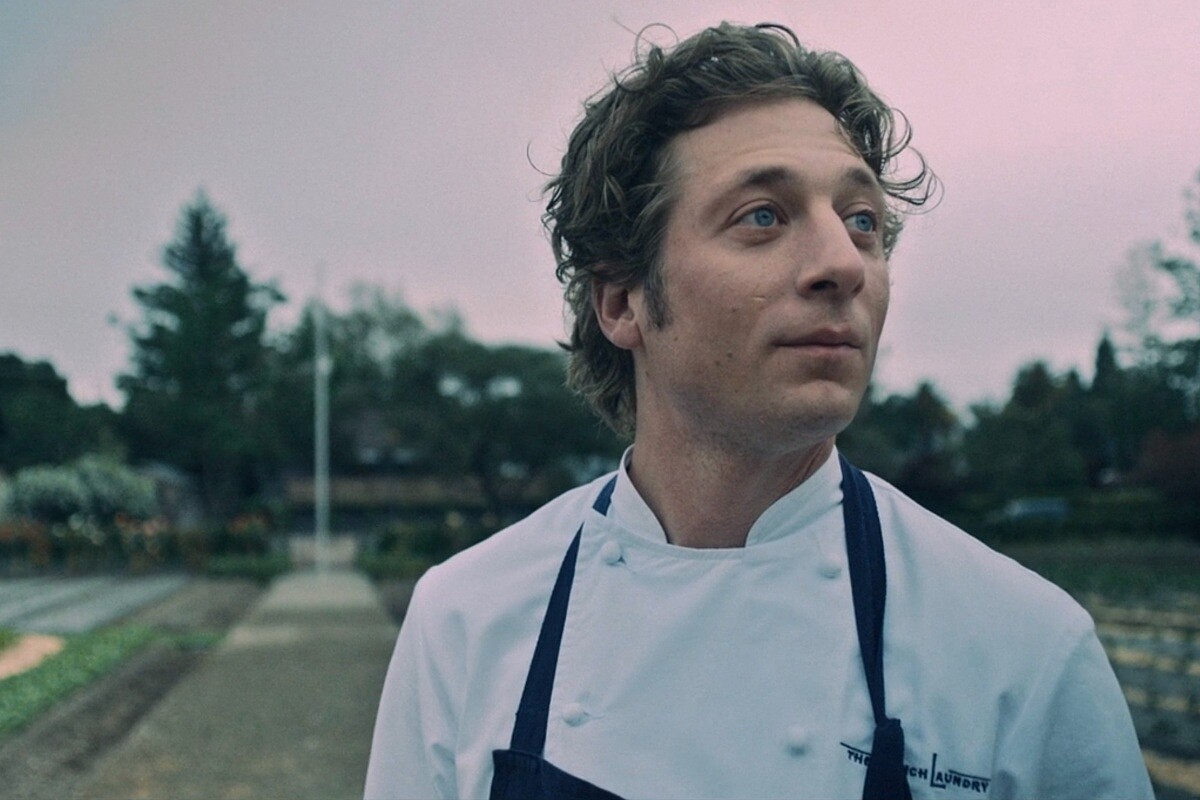 卡米身著「The French Laundry」的制服,在田園展現少見的笑容。