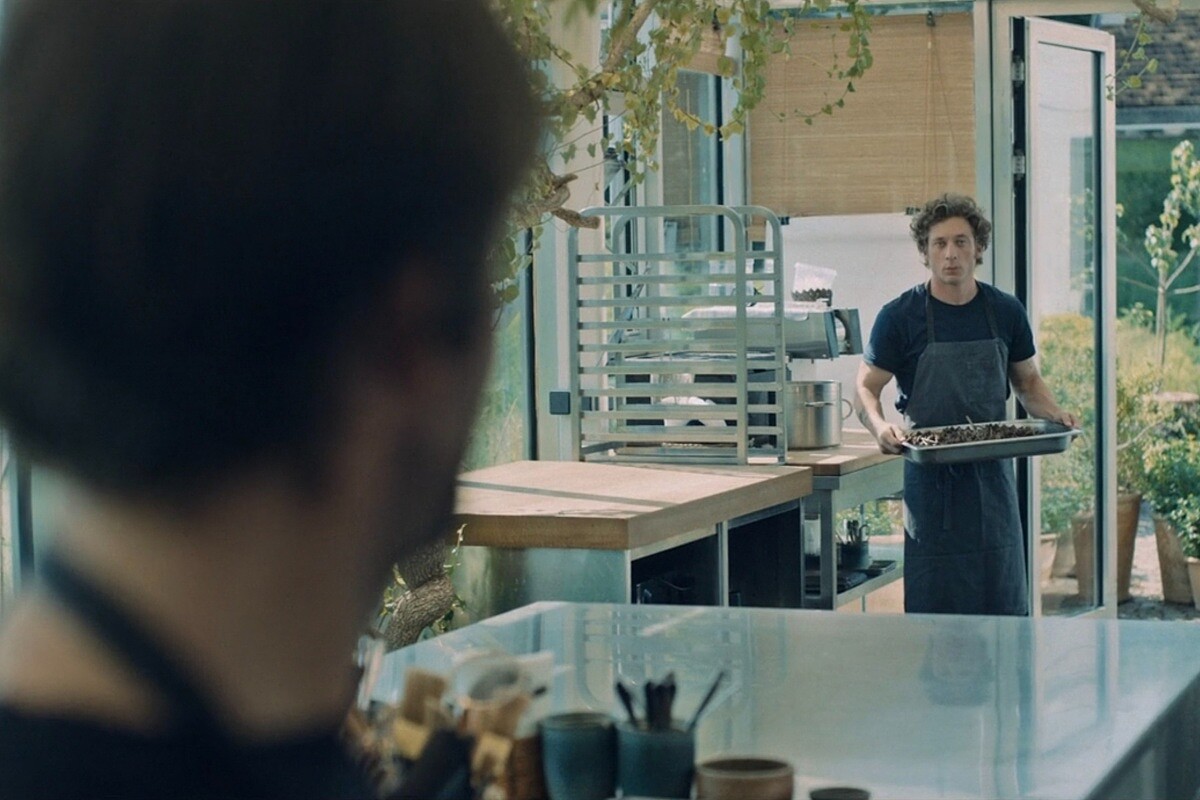 與男主角有了一段眼神交流的畫面。