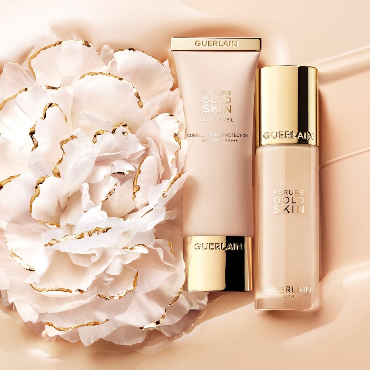 (左)嬌蘭24K純金奢緞光妝前乳SPF50+/PA+++與(右)24K純金光透精華粉底情境圖。