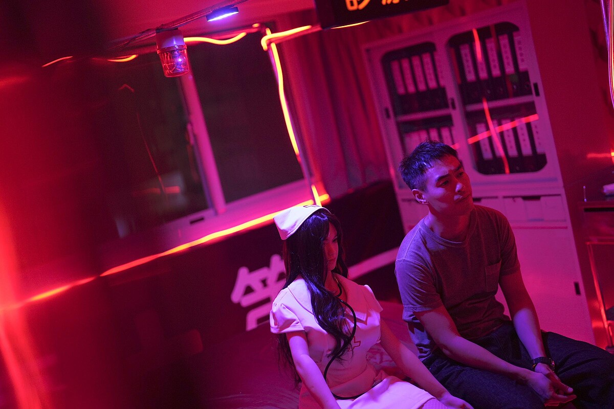 《今夜一起為愛鼓掌》楊祐寧與護士裝扮的矽膠娃娃。