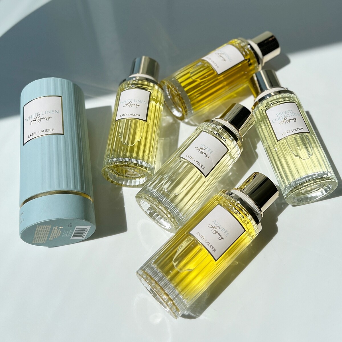 雅詩蘭黛奢逸私藏香氛系列連外包裝紙盒都採用柔和的天藍色。