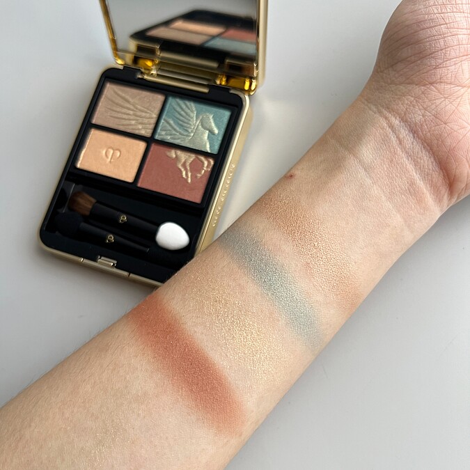 肌膚之鑰幻遊巴黎年度限量系列星鑽光采四色眼影盤#502手部試色。