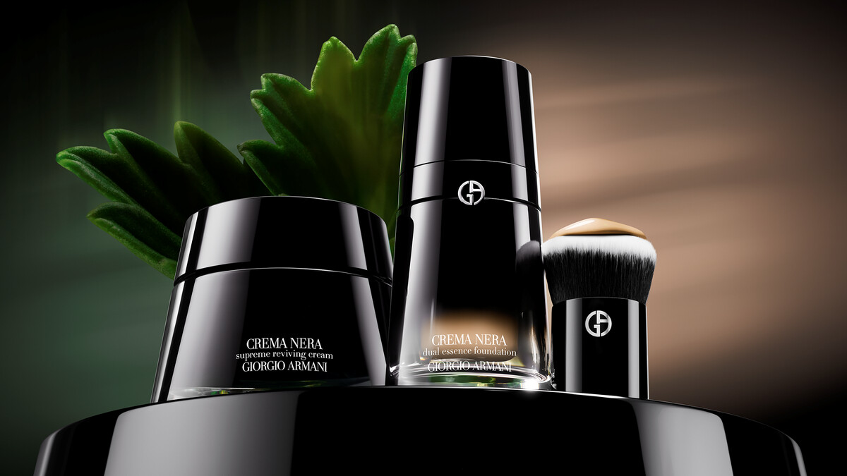 圖片來源: Armani Beauty | 黑曜岩奢光精萃｜30ml定價5,900元（右）、黑曜岩經典乳霜(左) ｜50ml定價15,800元