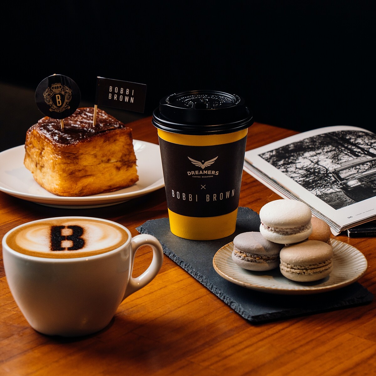 Bobbi Brown x Dreamers Coffee跨界期間限定冬蟲夏草拿鐵與時尚裸影馬卡龍禮盒。