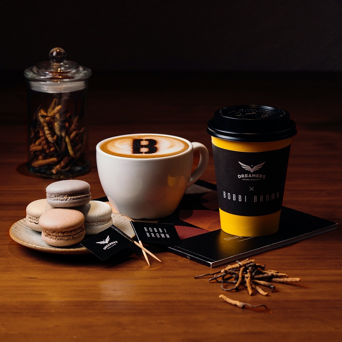 Bobbi Brown x Dreamers Coffee跨界期間限定冬蟲夏草拿鐵與時尚裸影馬卡龍禮盒。