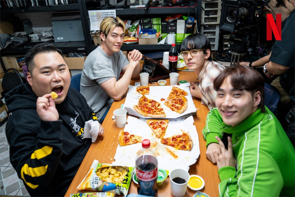 濕氣(左前)、蚯蚓(右前)、K編劇(右後)是李政道&rdquo;腹瀉&rdquo;的好哥兒們