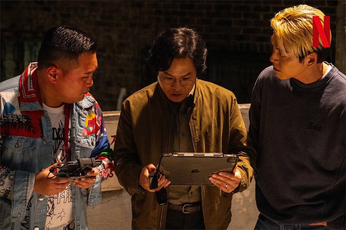 濕氣(左)拿出自己的空拍機，夜航替金宣民(中)找尋受監人立刻顯功績