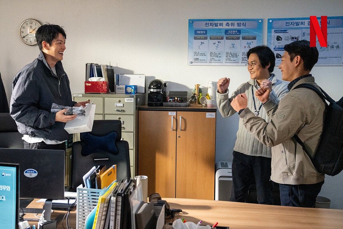 趙主任(右)是第一個見識也賞識李政道(左)戰鬥力的武道事務官。不幸赴職後再度遇險，被受監人打死，但從此激發李政道絕不妥協的心！