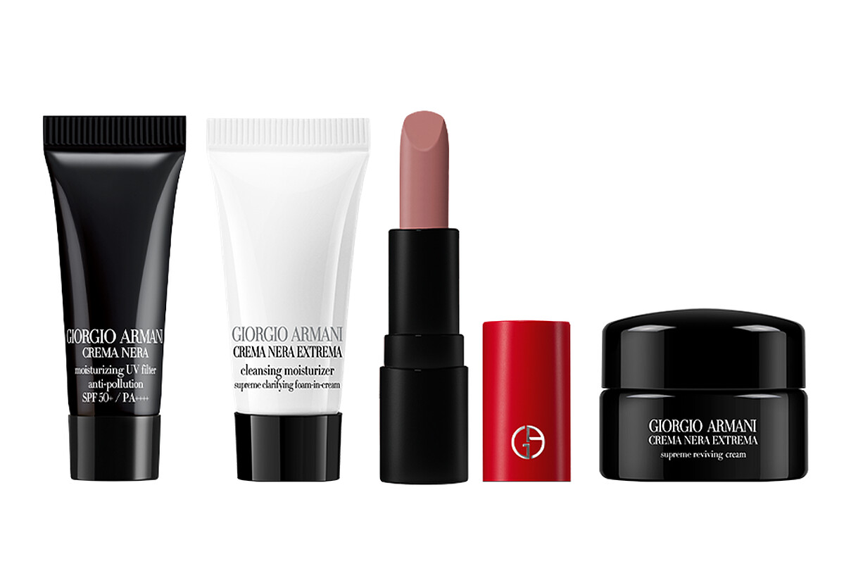 圖片來源: Armani Beauty | 時尚紅入會禮品項（從左至右）黑曜岩新生奇蹟防曬精華5ml、黑曜岩新生奇蹟潔顏乳5ml、奢華絲緞訂製唇膏#111精巧版和黑曜岩新生奇蹟輕乳霜 5ml