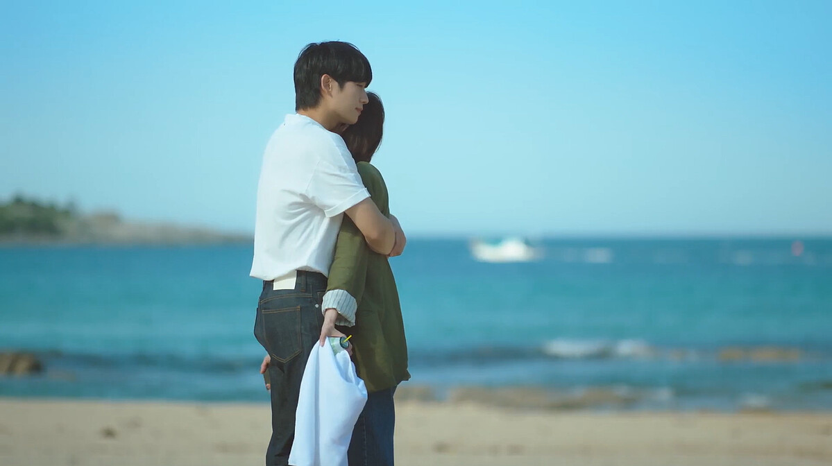 崔承效抱著裵石榴卻故意手臂張開，身體很理性地拒絕崔承效