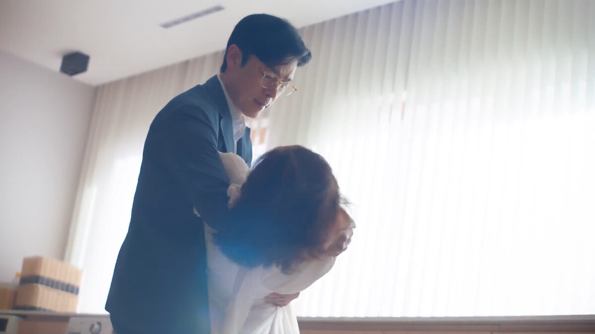 崔爸拉住崔媽不要踩到碎玻璃