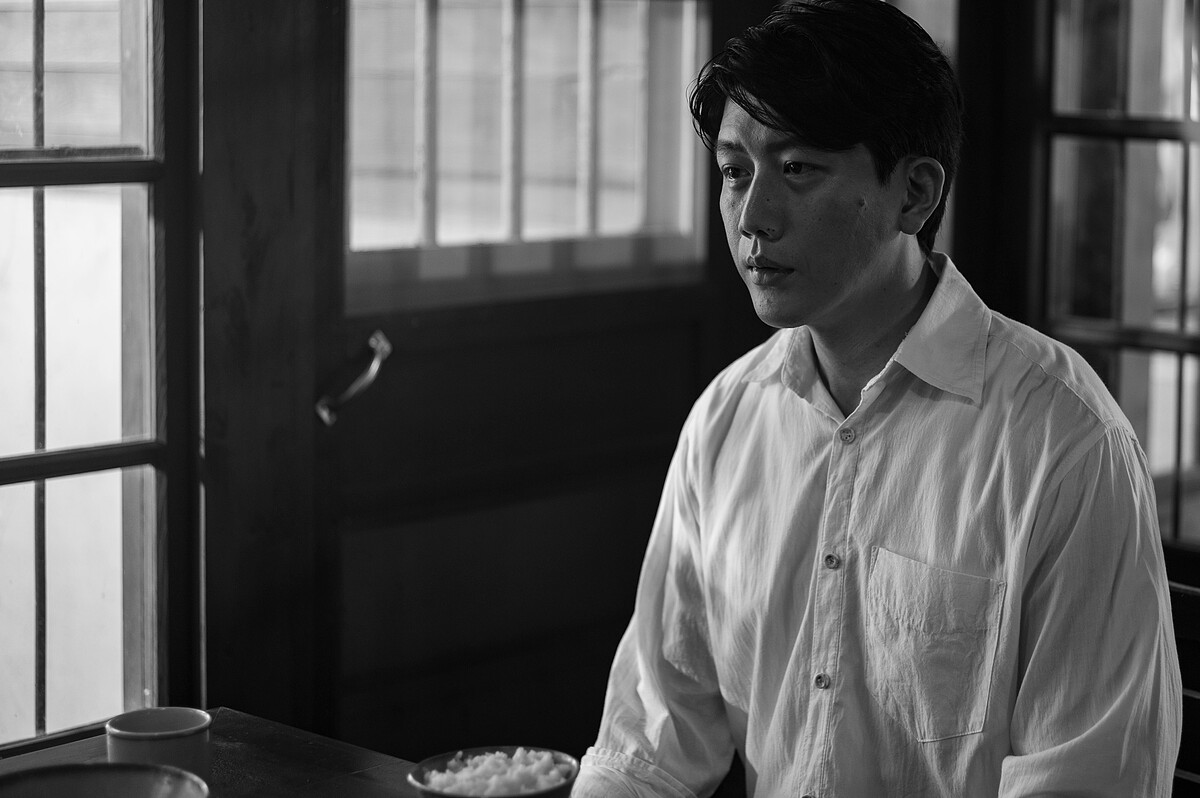 《餘燼》中莫子儀一人分飾兩角，不僅是電影中小男孩長大後的角色莫子凡，更同時是男孩的爸爸、小薰的丈夫莫聲遠