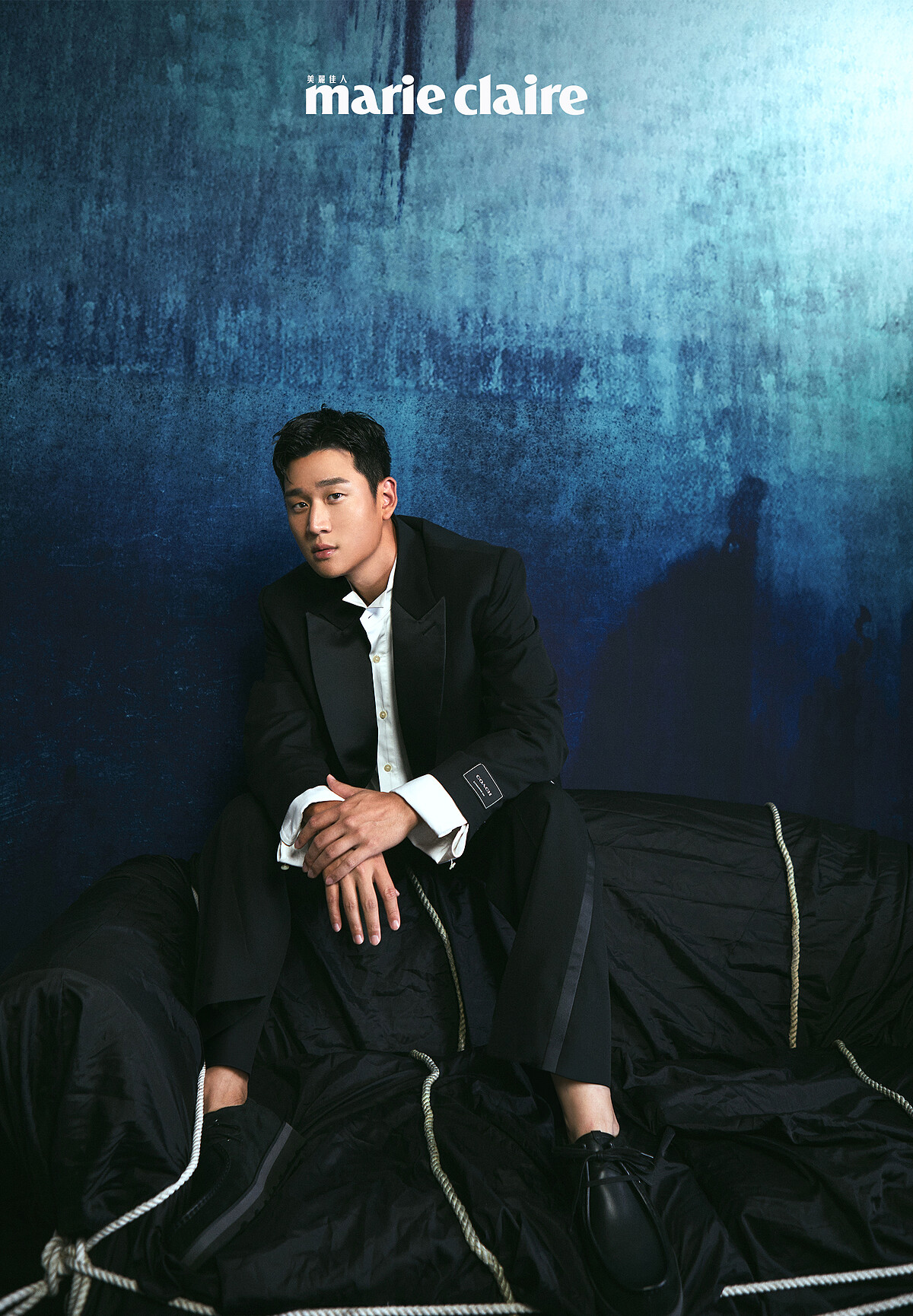 單排釦正裝風夾克、正裝風襯衫、西裝褲、黑色皮鞋，all by Coach。