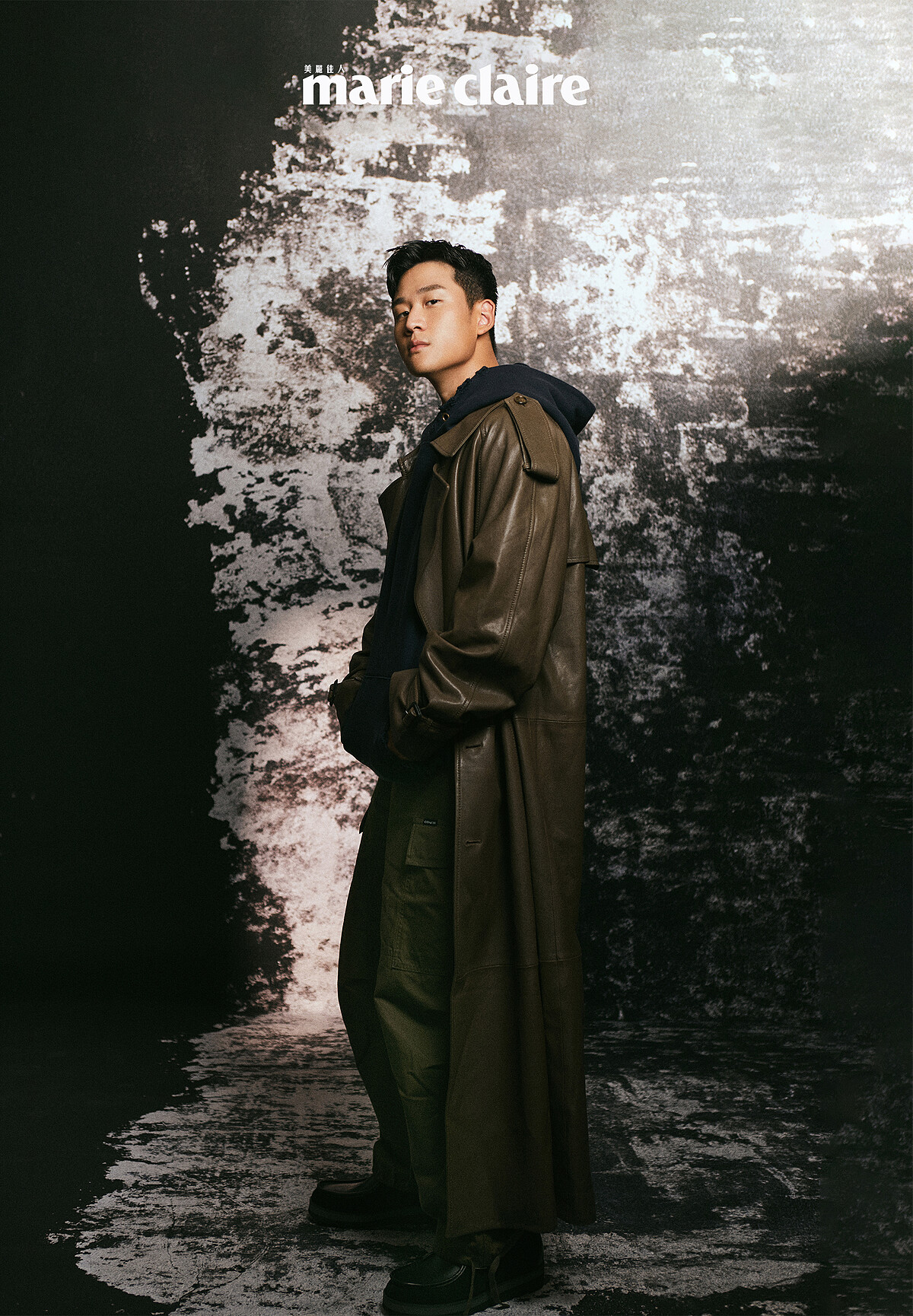 軍綠皮革風衣、SIGNATURE 徽章刺繡有機棉連帽衫、軍綠工裝長褲、黑色皮鞋，all by Coach。