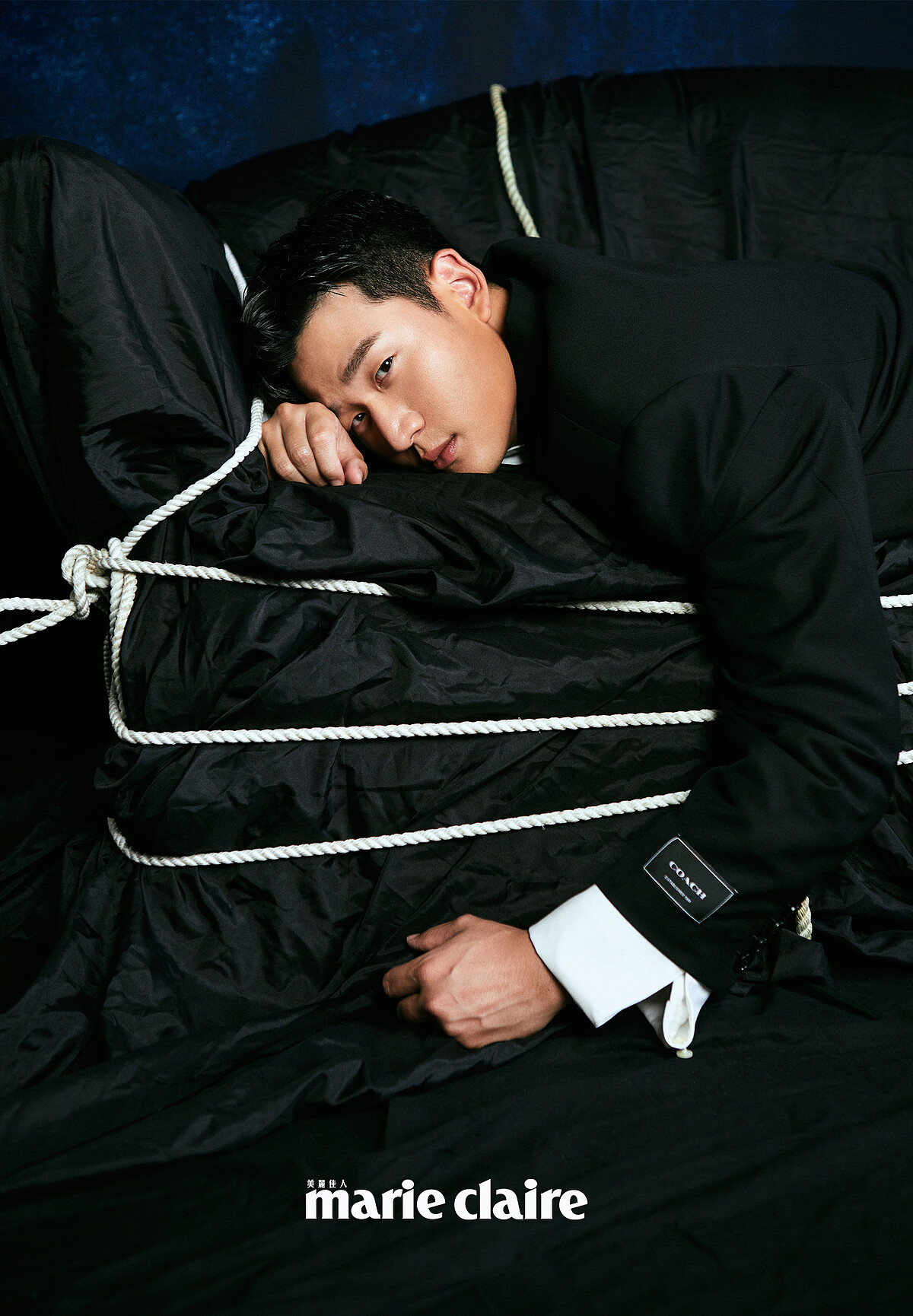 單排釦正裝風夾克、正裝風襯衫、西裝褲、黑色皮鞋，all by Coach。