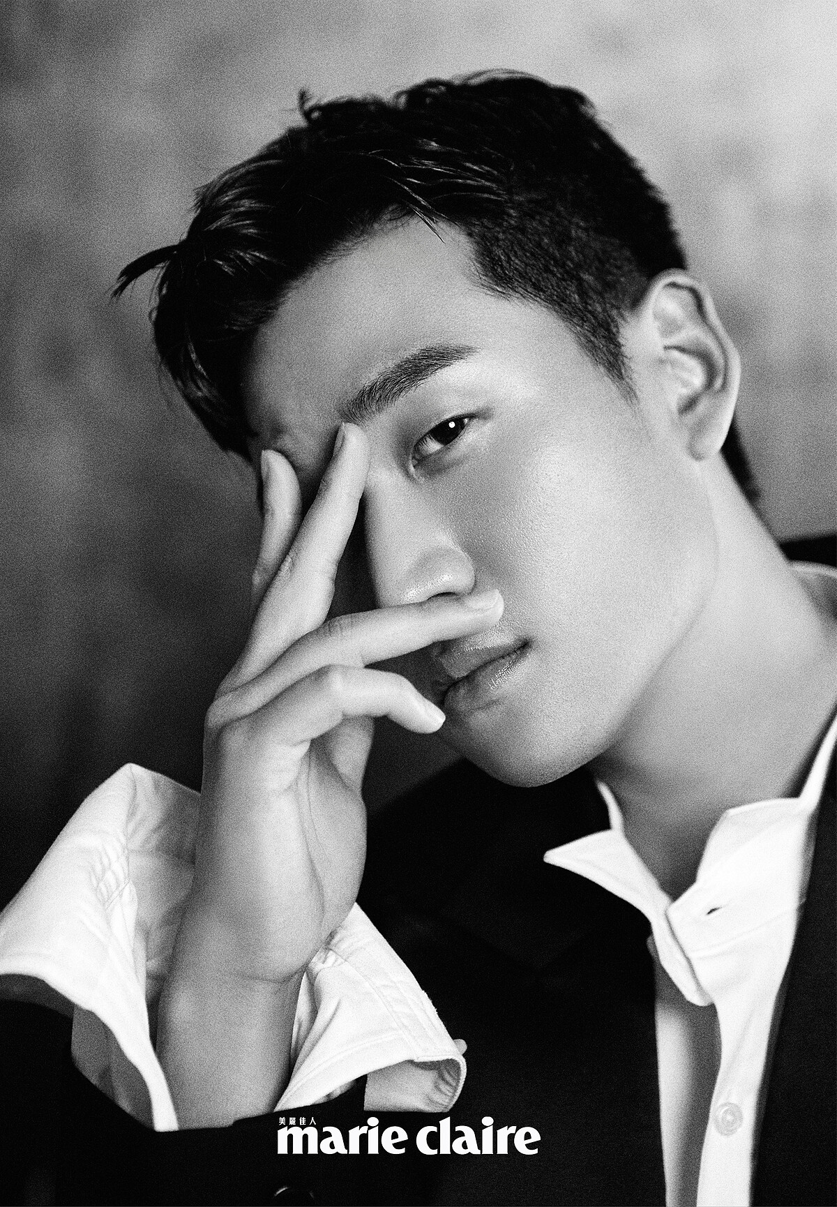 單排釦正裝風夾克、正裝風襯衫、西裝褲、黑色皮鞋，all by Coach。