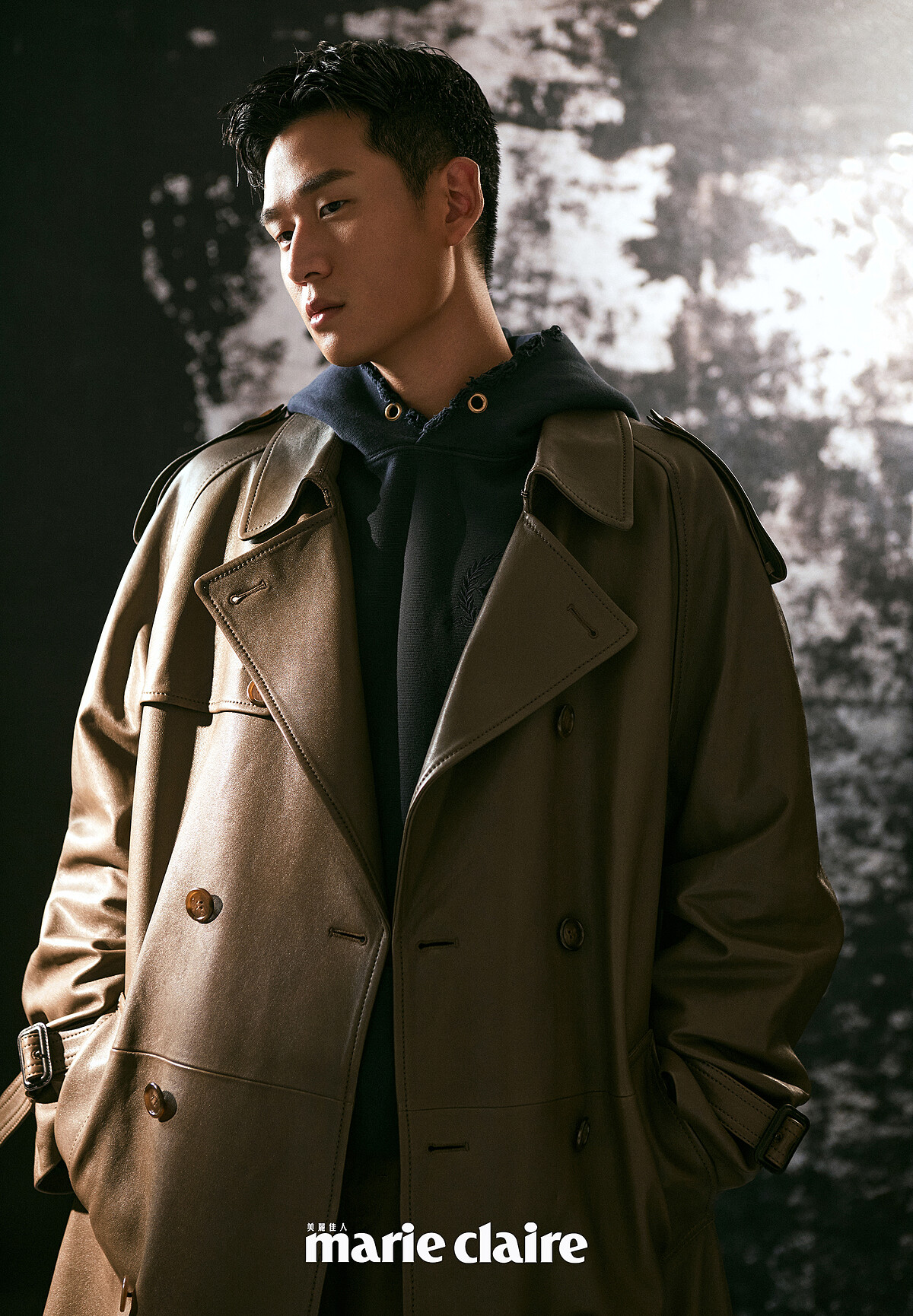 軍綠皮革風衣、SIGNATURE 徽章刺繡有機棉連帽衫、軍綠工裝長褲、黑色皮鞋，all by Coach。