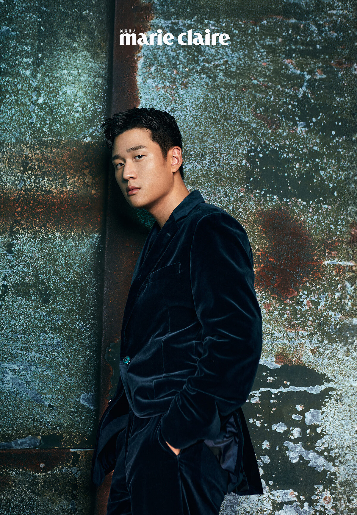 天鵝絨西裝外套、天鵝絨長褲，both by Ralph Lauren。