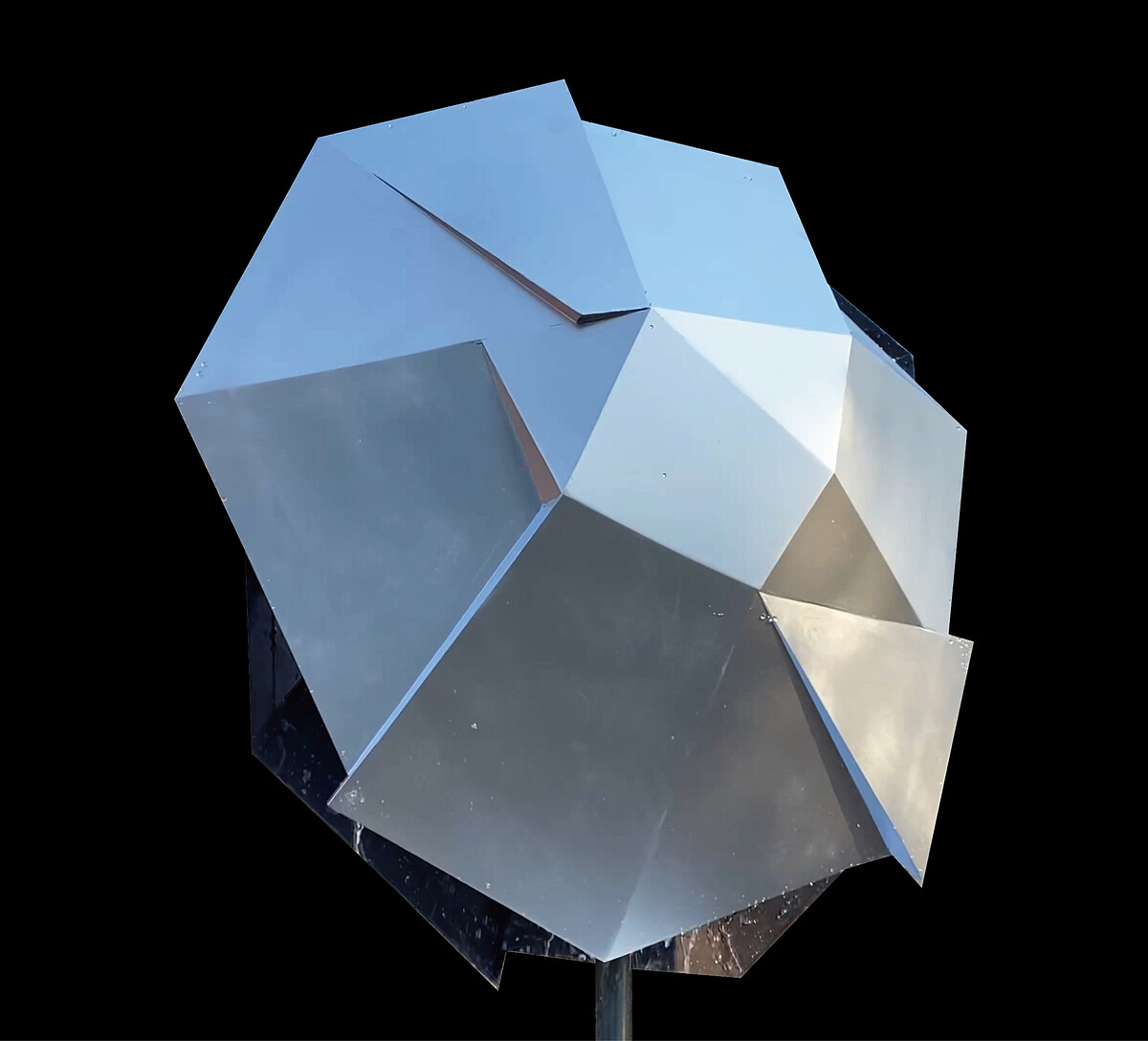 「新宮晉:宇宙—風之旅人」展出新宮晉全新作品〈Silent Water〉,2024年,不鏽鋼、鋁,234 x 202.5 x 202.5 公分。