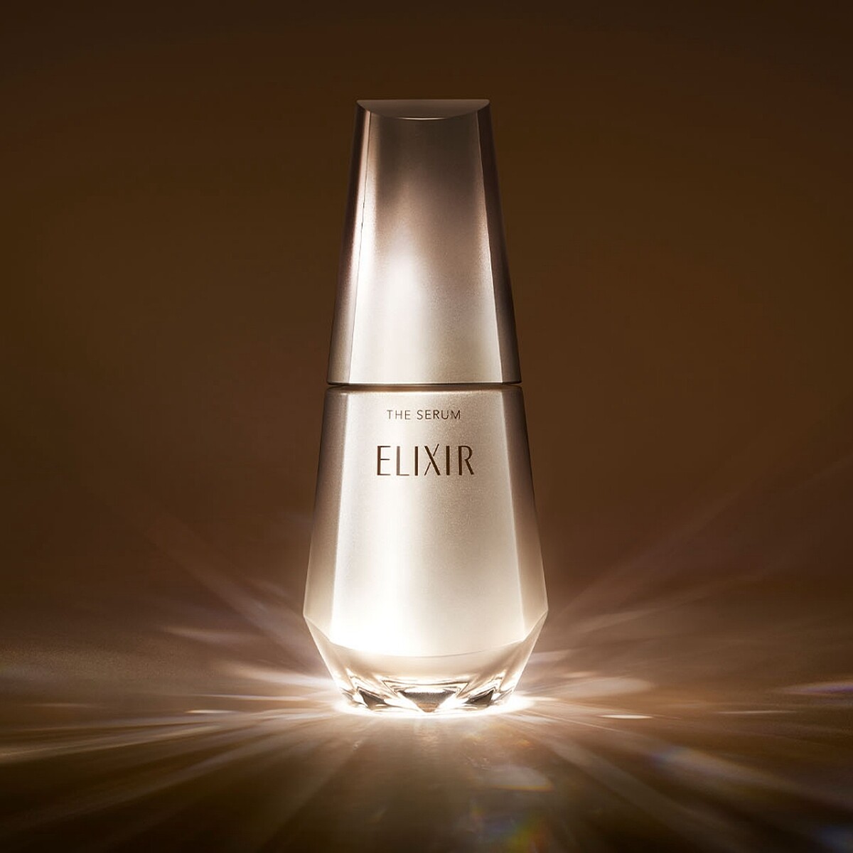 ELIXIR怡麗絲爾膠原新肌光速精華情境圖。