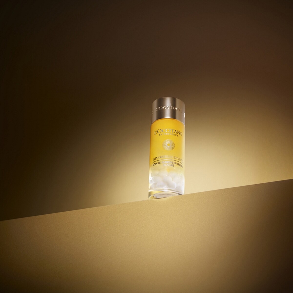 L'OCCITANE歐舒丹蠟菊賦活御緻晶球情境照。