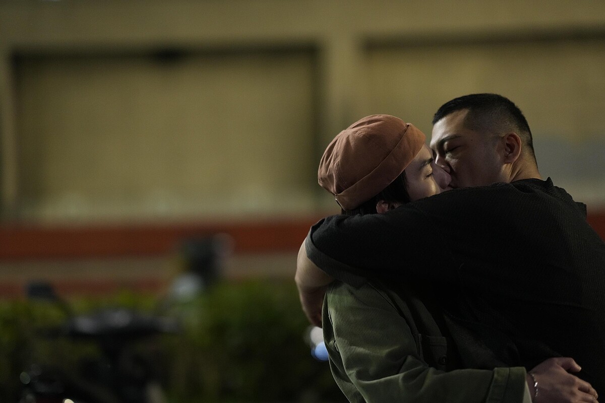 《今夜一起為愛鼓掌》巫建和奪草爺男男螢幕初吻。