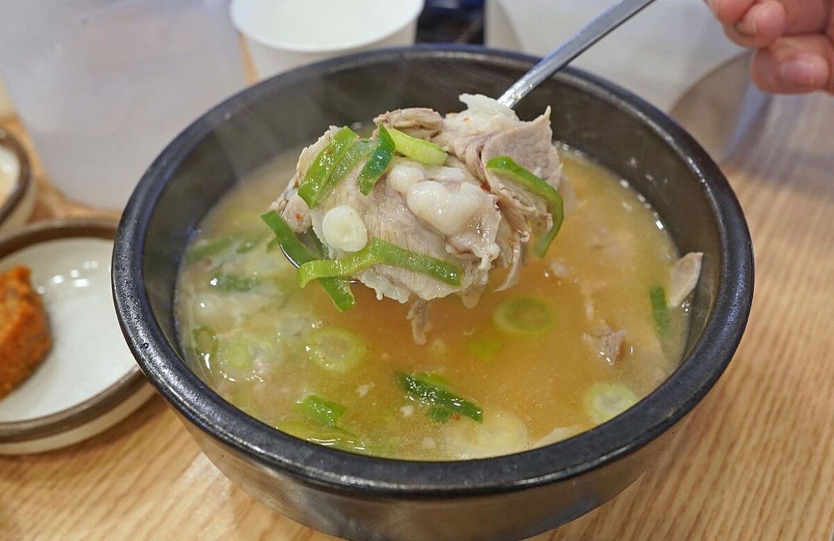 以豬骨和瘦肉熬煮的豬肉湯飯。