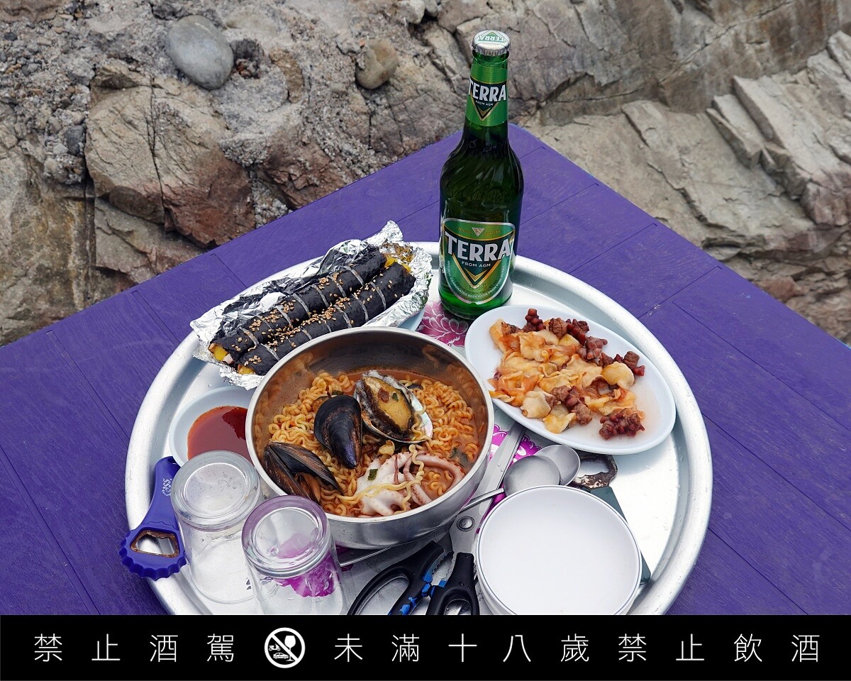 章魚海鮮拉麵、紫菜飯卷,以及當天新鮮現撈,海女村特有的生海菠蘿。
