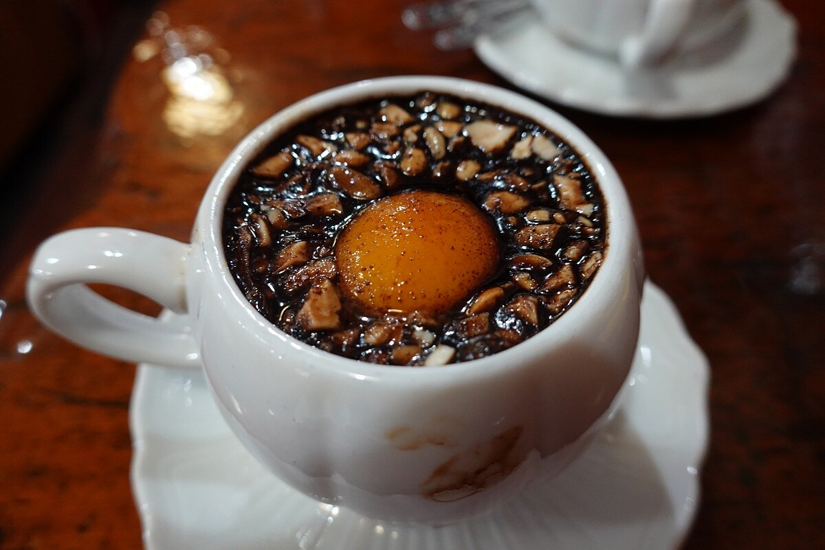 以白芍、當歸、川芎、紅棗、枸杞、甘草等中藥材熬煮成膏狀,再加入生薑、生蛋黃以及核桃、松子等堅果煮成雙和茶。