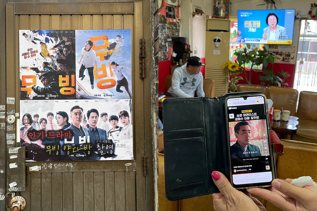 店外貼著《Moving 異能》海報。生性熱情、喜歡愛和客人聊天的姨母,主動和我們分享演員柳承龍和郭善英在此拍攝《Moving 異能》的經過。