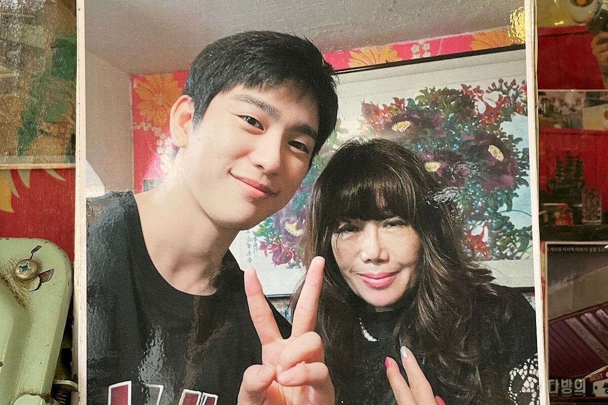 偶像兼演員GOT7的珍榮,在韓綜《潛跡》裡獨自開車回故鄉,帶大家造訪「洋茶坊」。