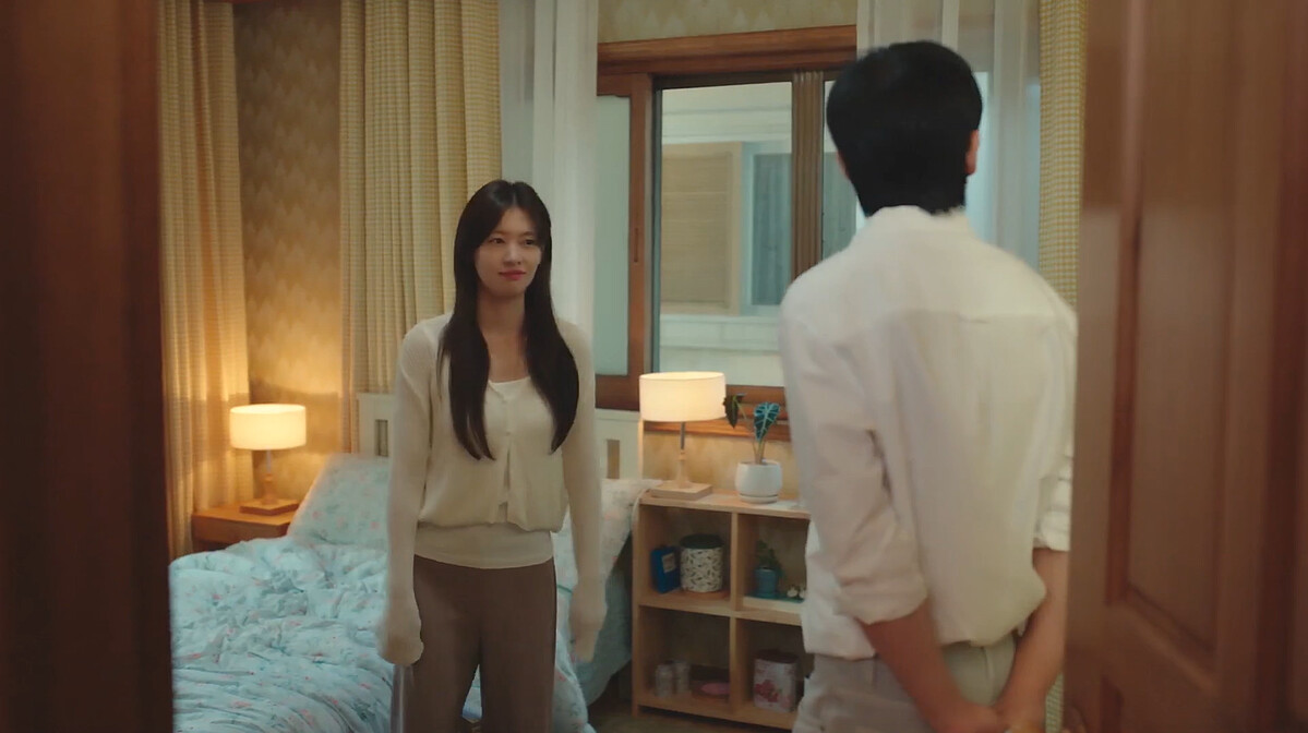 崔承效手背在身後很拘謹，盯著房間看