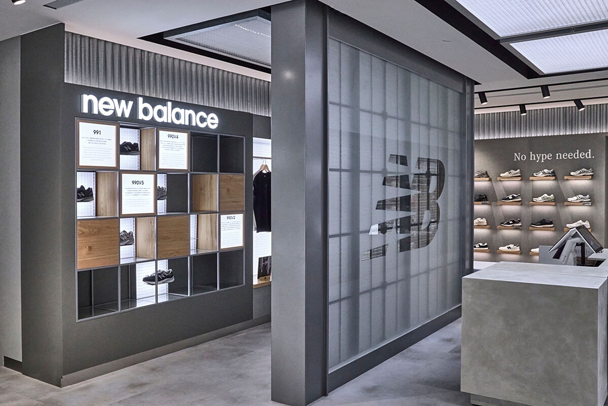 店內設計選用經典的元祖灰為主調,營造沉穩、內斂的品牌精神木質元素融合,一如繼往詮釋現代風格與簡約哲學