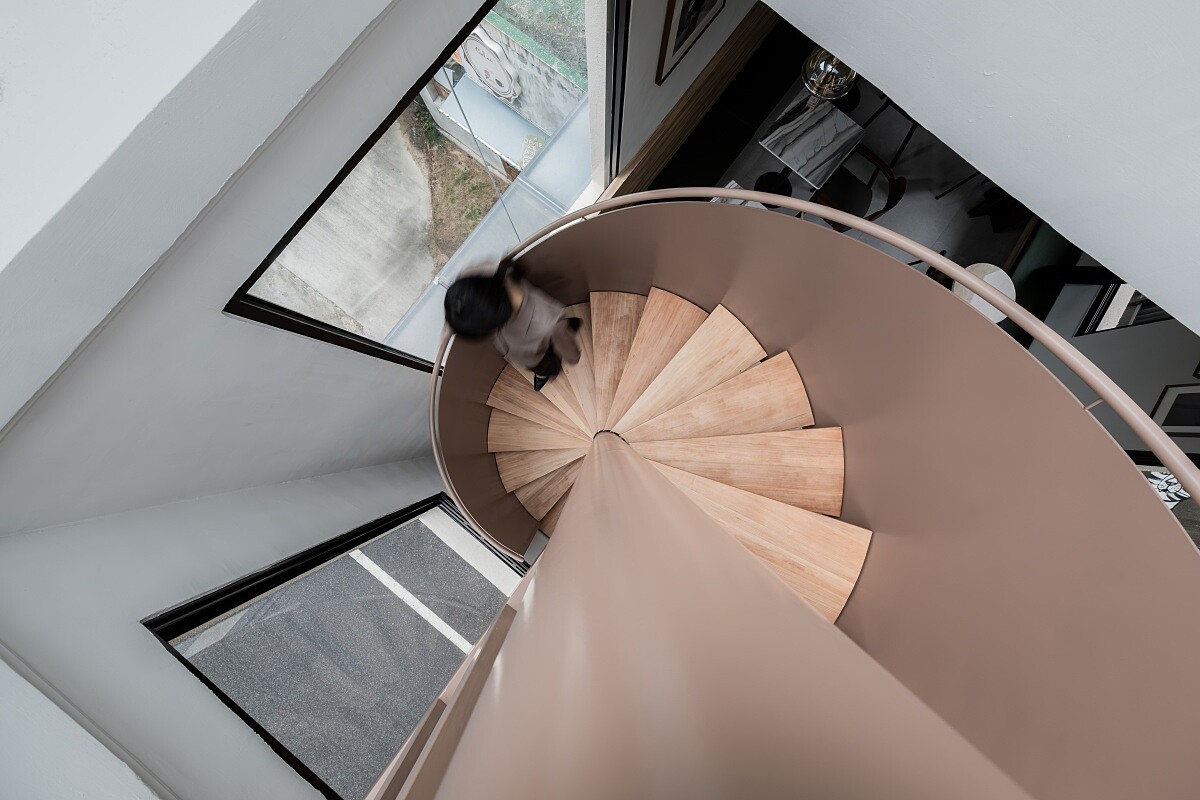 外觀擁有如雕塑般蜿蜒而上的旋轉樓梯。