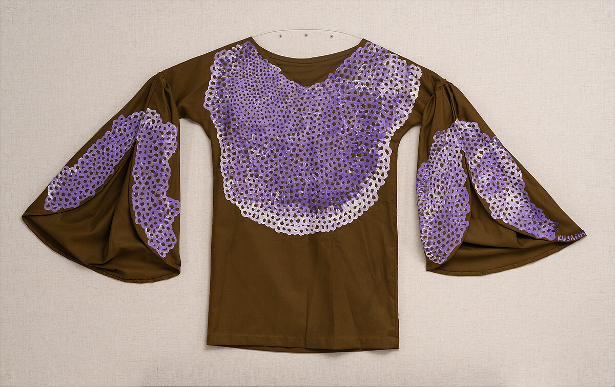 草間彌生,《無題(彩繪上衣)》,1968,60.0 × 160.0 cm,油彩、布,W Collection,北師美術館提供