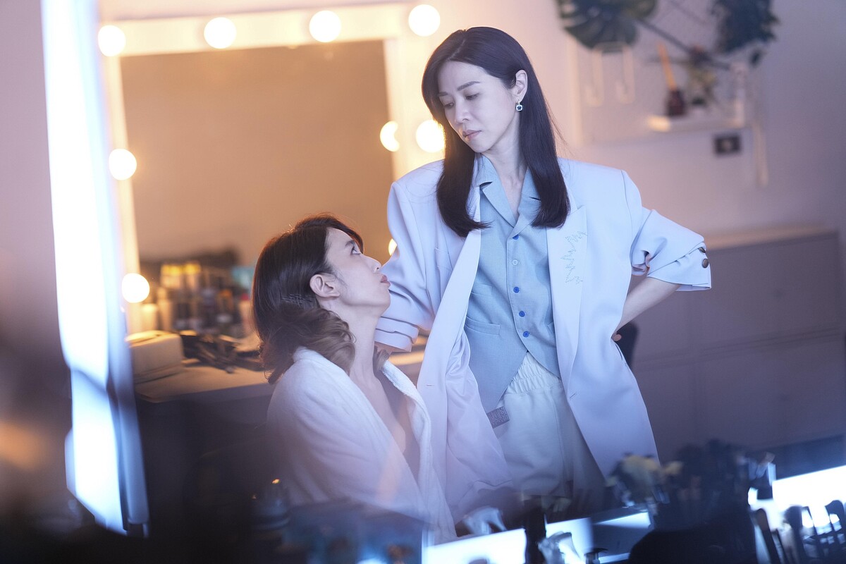 謝盈萱《影后》飾王牌製作人成導演老公薛仕凌重要幕後推手，也擔任陳庭妮的經紀人
