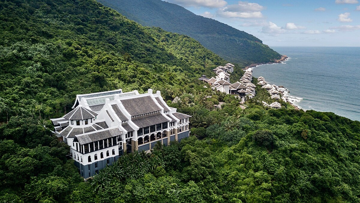 越南峴港洲際陽光半島度假酒店沿著山壁而建造