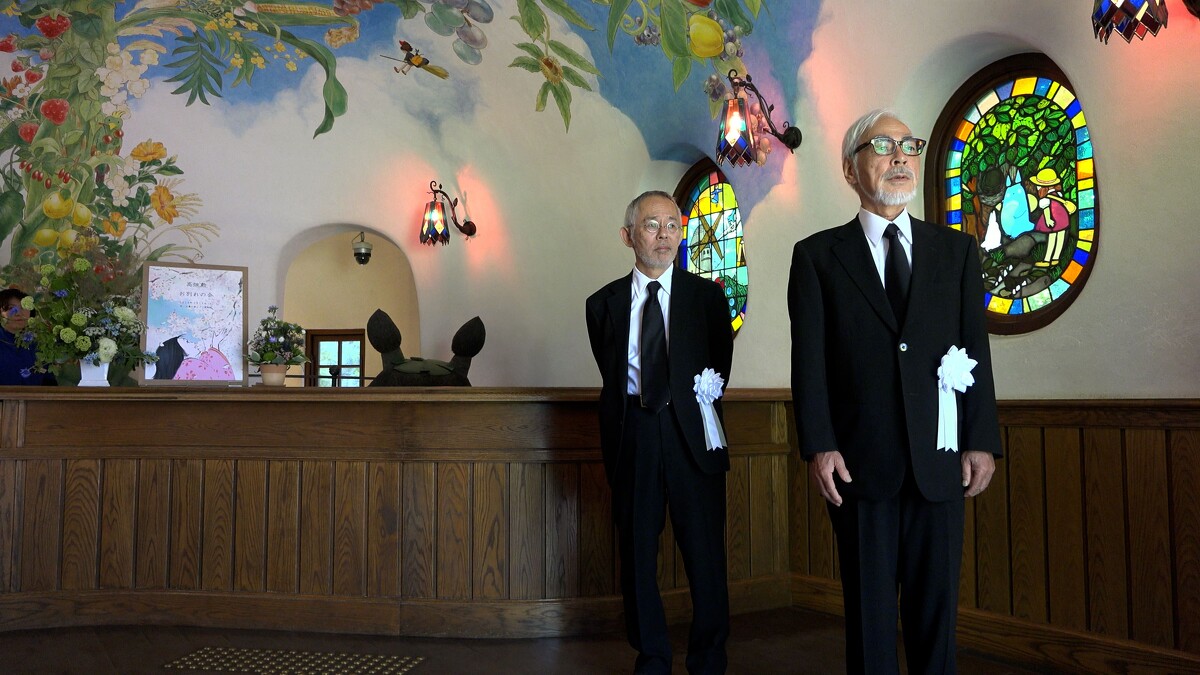 《與夢前行 宮﨑駿》宮﨑駿(右)與鈴木敏夫出席高畑勳告別式