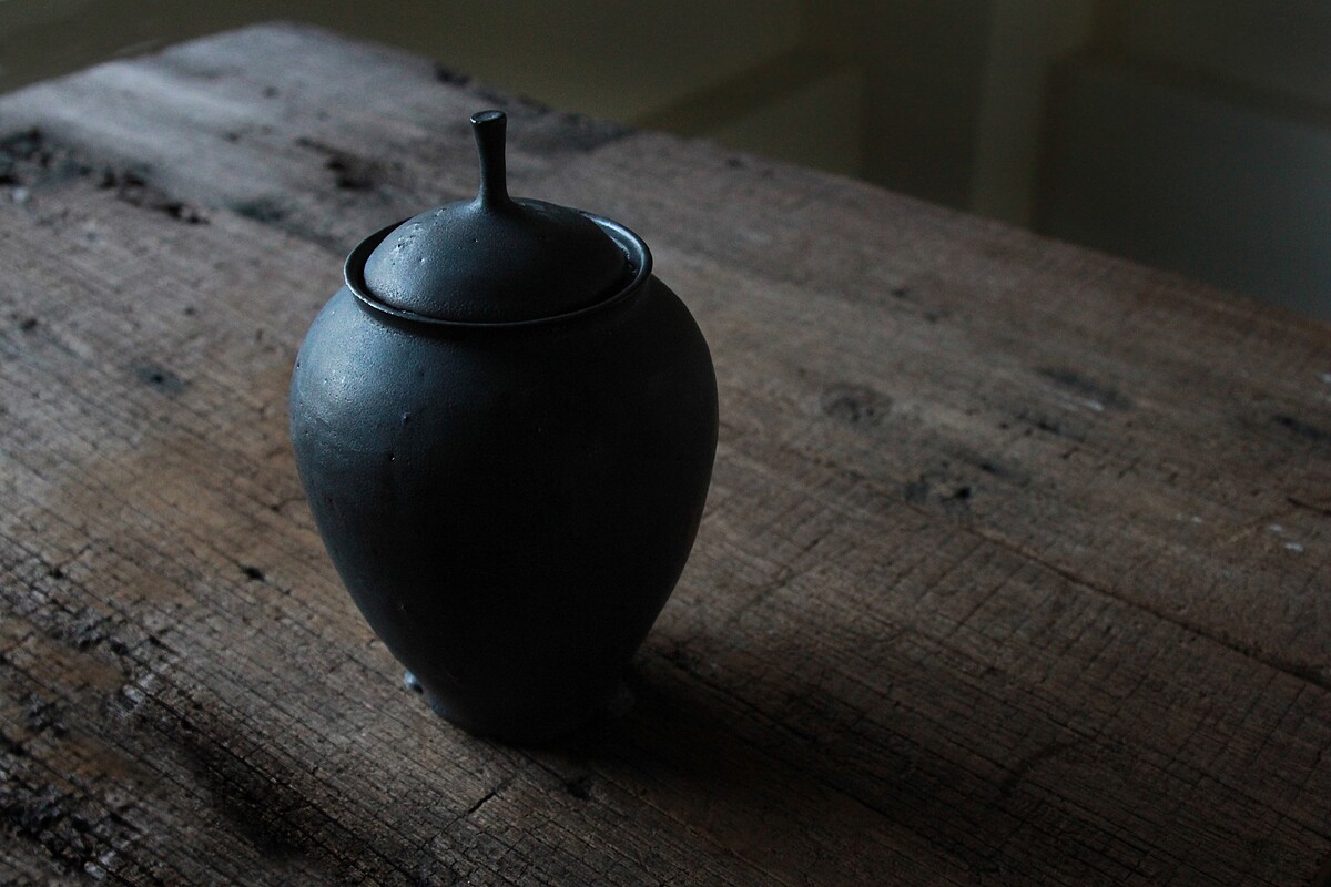 銀黑釉高骨灰罐