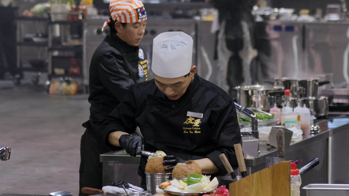 打造自創八寶丸的外送員廚師