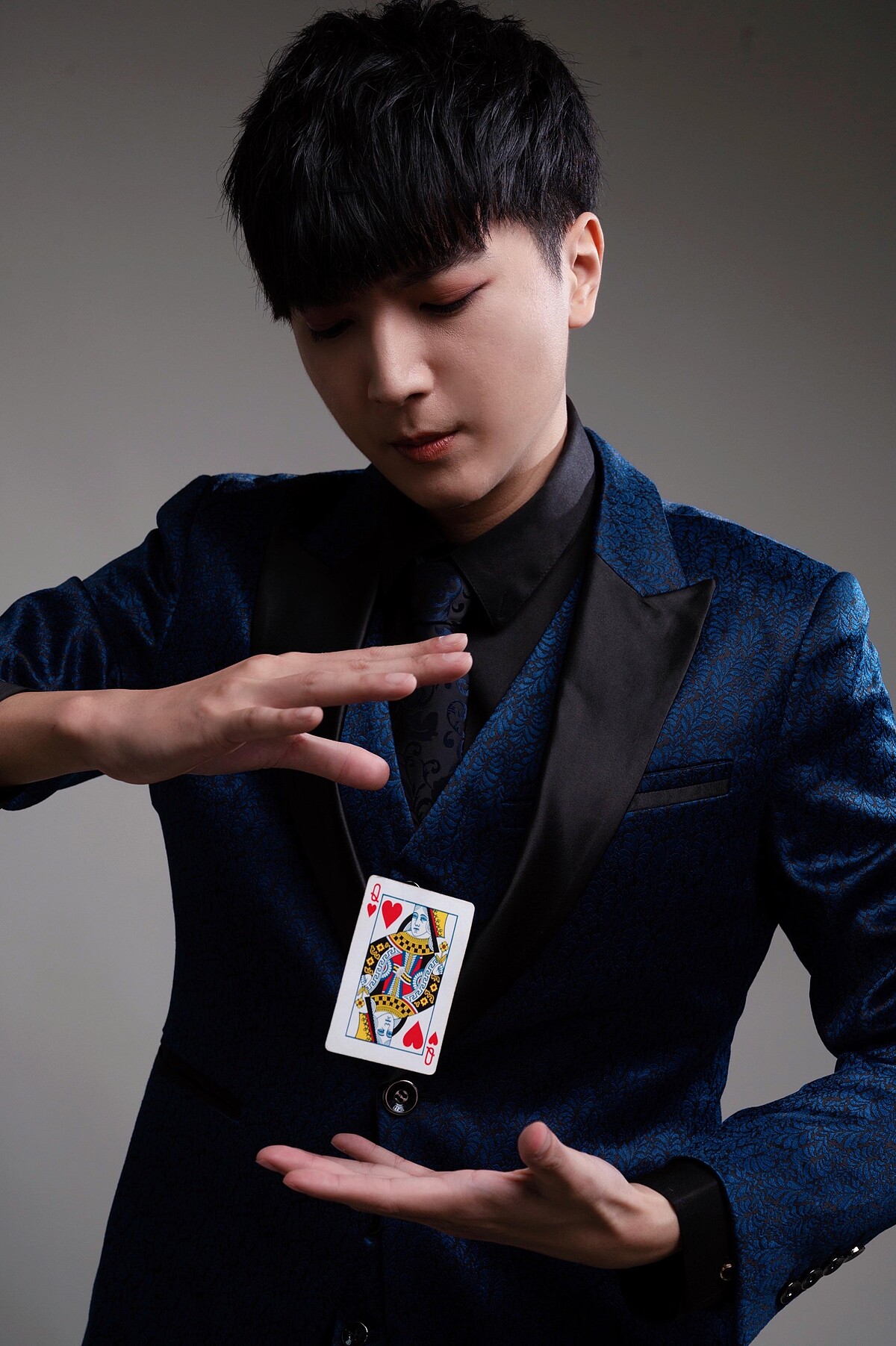 型男魔術師黃大晏的互動魔術表演絕對讓您目不轉睛驚呼連連，具有十年演出經歷精通魔術、水晶球、幻象環，現場與賓客近距離互動表演