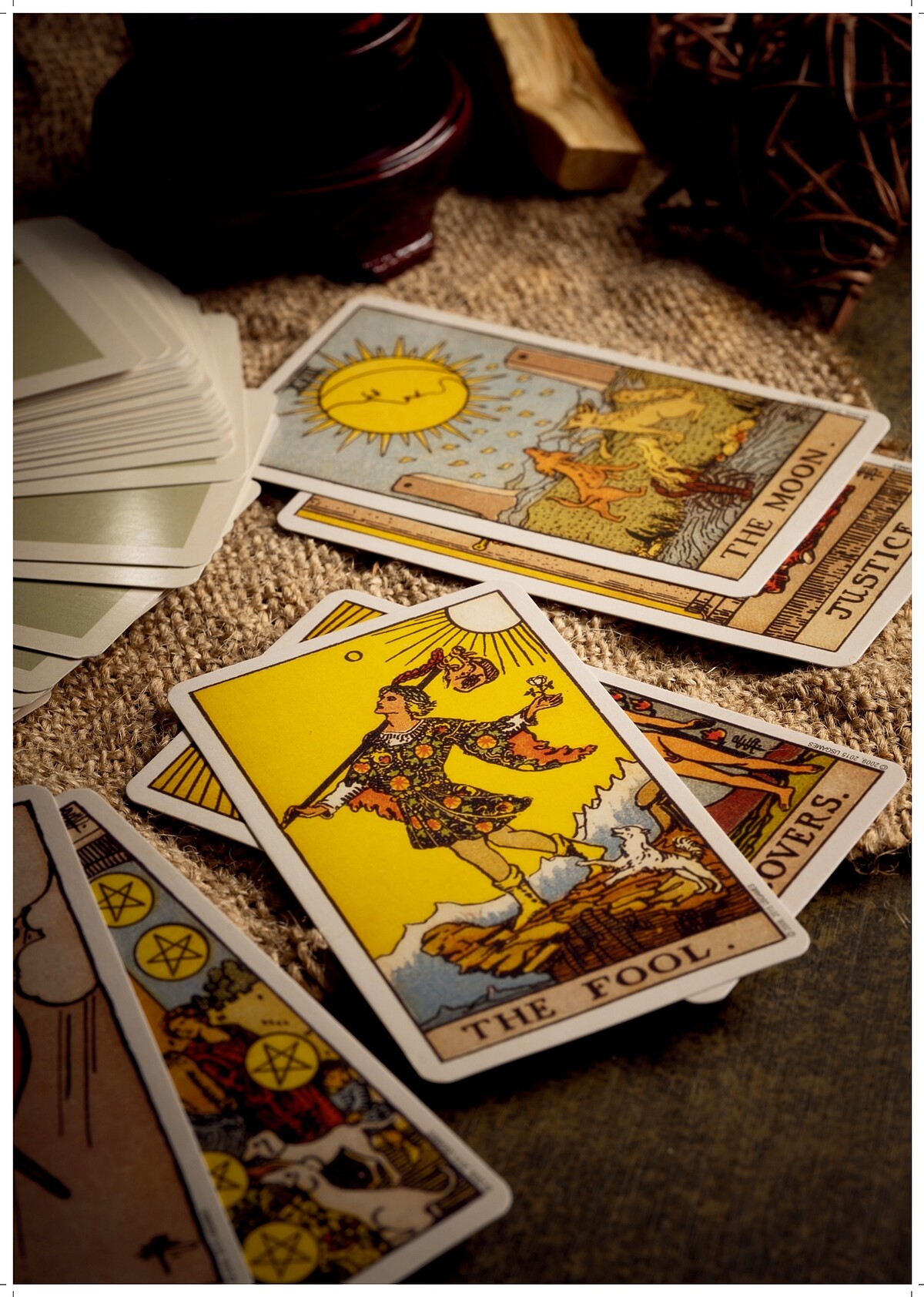 塔羅占卜透過占卜師指引，藉由抽牌解讀，可為預約詢問賓客的各類問題提供指引建議，讓自己有所方向收穫