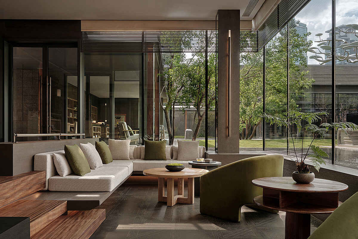 酒店由中國知名設計師琚賓操刀設計，將東方藝術、上海多元文化和阿麗拉品牌理念完美結合。