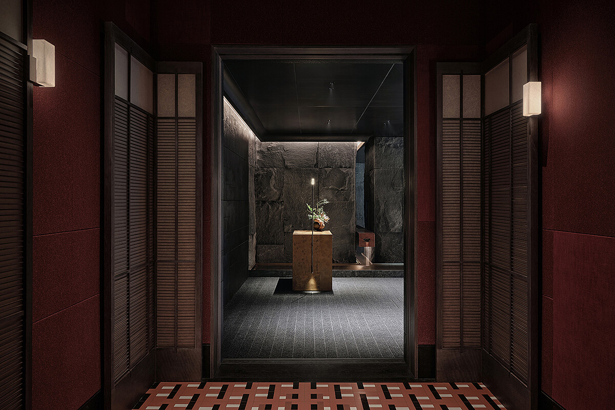 入口的深灰石牆到水牆，再到高挑的穹頂，瞬間隔絕了城市的喧囂。