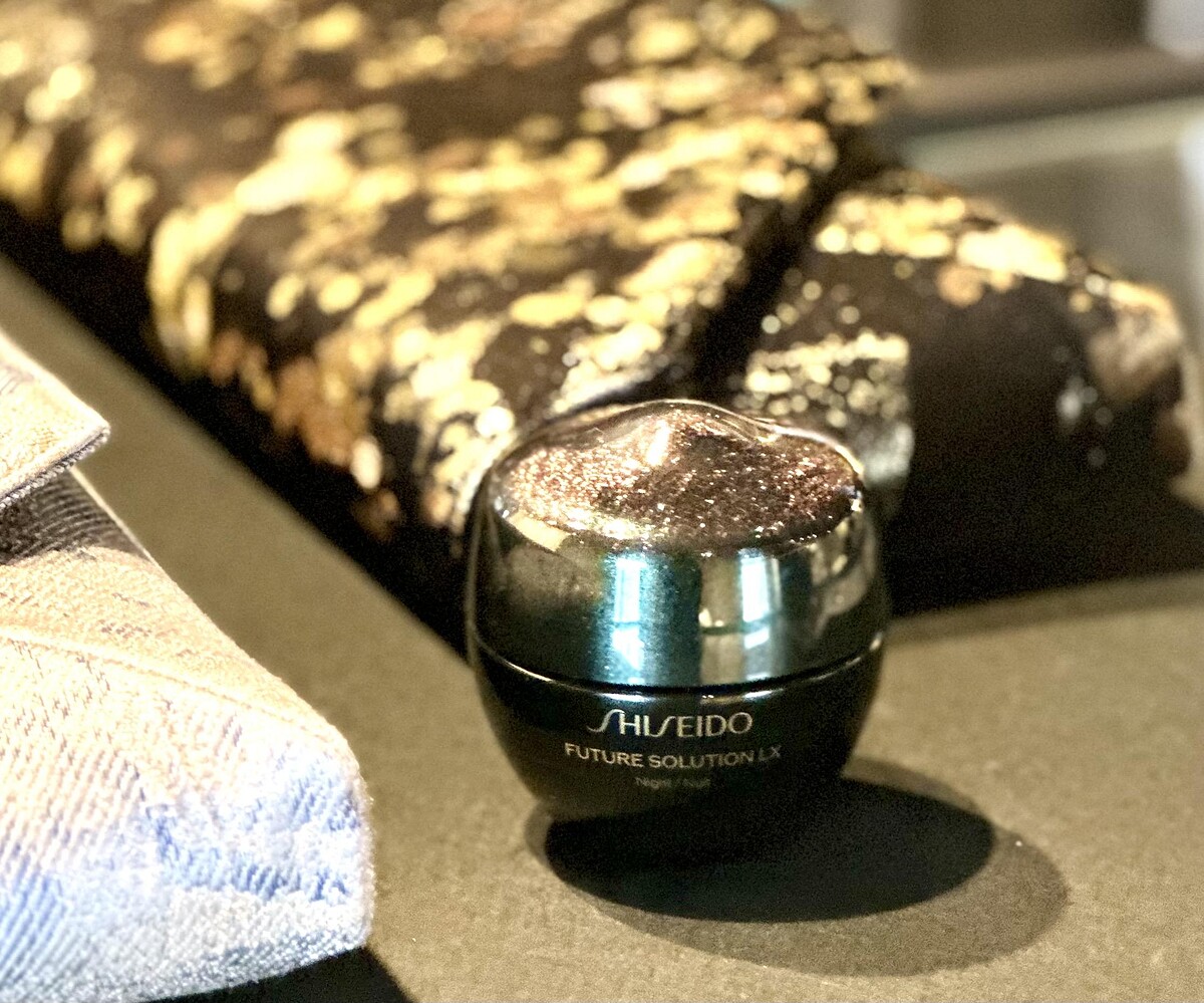 資生堂極上御藏晚霜的蓋子上，都有一片西陣織織品，瓶身像極了藝術品。