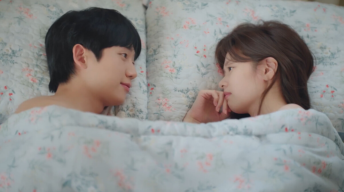 沒想到褪去衣衫小露香肩，看起來怪怪的？應該是床包花色選錯了